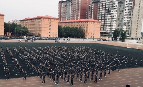 【运动会集锦】开幕式临近，管理学院学生表演方队进行冲刺