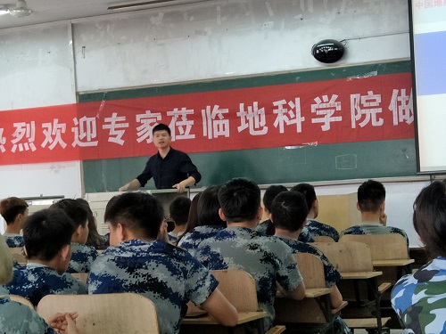 【学术报告】 我校毕业生黎明明老师为我院学生作报告