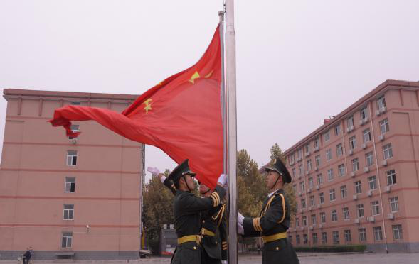 不忘初心 牢记使命 ——我校举行爱国主义升旗仪式