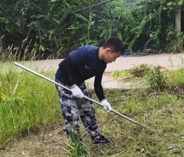 在劳动中把小家融入大家 ——用汗水滋养校园土地