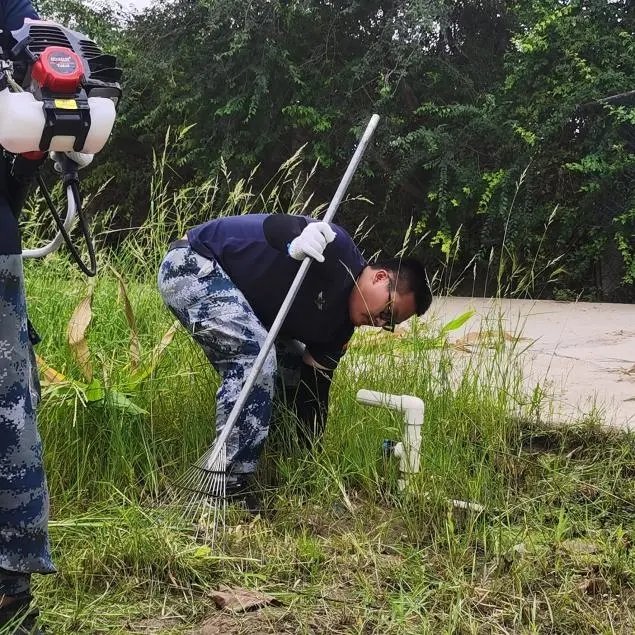 在劳动中把小家融入大家 ——用汗水滋养校园土地