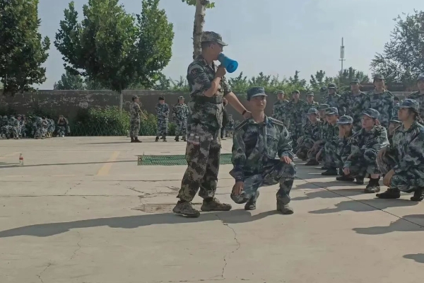 姿容矫健练兵场，流翠飘红映日光——萌新军训进行时