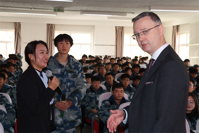 白俄罗斯戈梅利国立大学参观团莅临我校参观交流