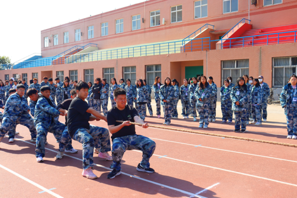 xhjc1188新黄金城||管理学院||力拔山河，“绳”采飞扬——管理学院举行2023年秋季拔河比赛