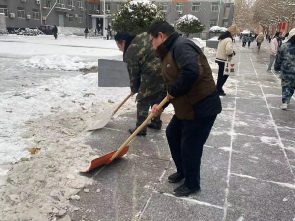 xhjc1188新黄金城||管理学院||党员先锋在行动 清雪除冰传温情