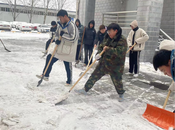 xhjc1188新黄金城||管理学院||党员先锋在行动 清雪除冰传温情