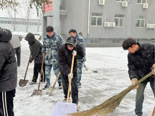 xhjc1188新黄金城||管理学院||党员先锋在行动 清雪除冰传温情