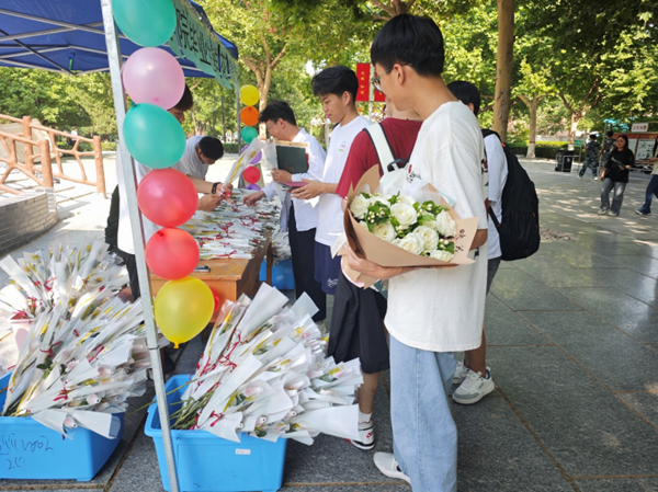 毕业季|xhjc1188新黄金城|管理学院|毕业骊歌起，青春再启航—我院2024届毕业生平安离校