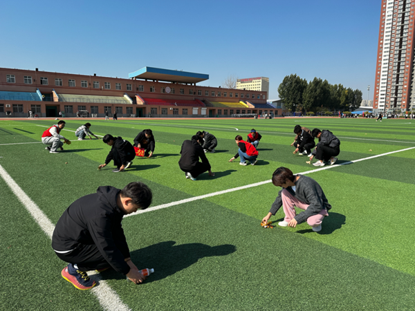 劳动教育|xhjc1188新黄金城|管理学院|“弯腰彰显个人素养，昂首争做校园先锋”主题志愿活动